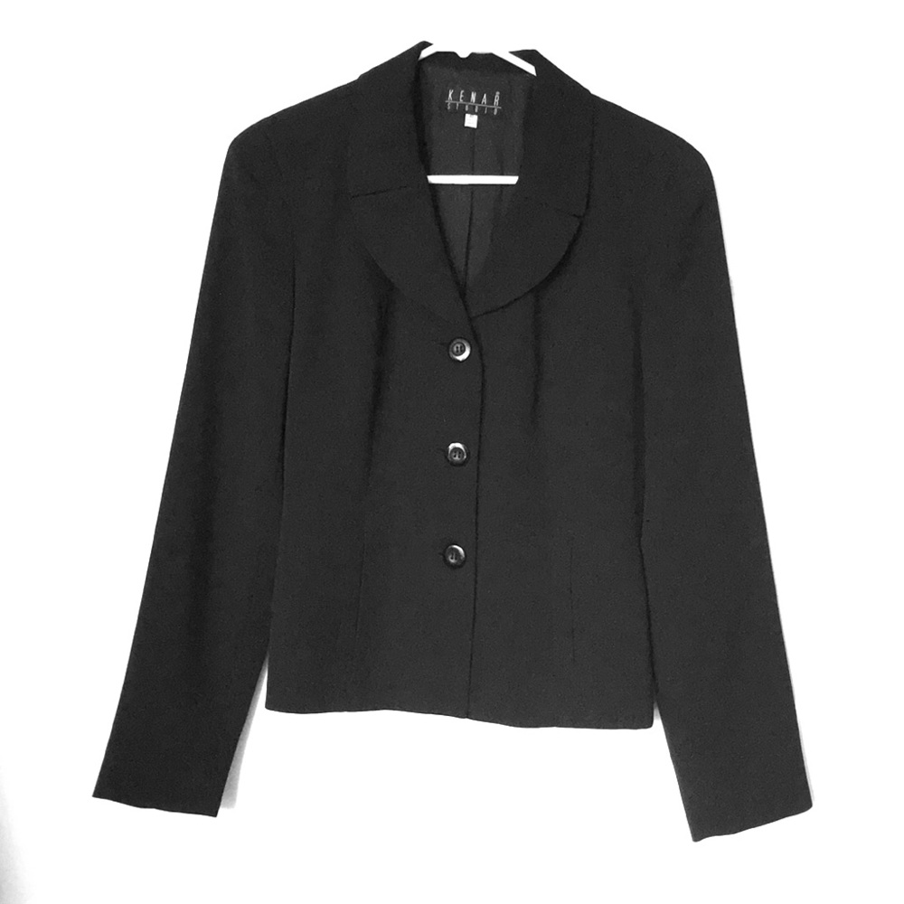 Black three-bottom fitted blazer